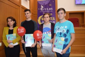 VIDEO FOTO – Trei elevi sibieni au fost premiaţi pentru că au inventat prototipul unui autobuz inteligent