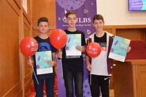 VIDEO FOTO – Trei puşti de la Şcoala 4 din Sibiu au inventat o maşină după o capcană de şoareci