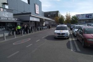 FOTO. Poliţia, în ,,misiune” după mici. Maşina, lăsată în drum