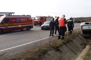 O maşină s-a răsturnat pe Dealul Herinei. Șoferul a rămas încarcerat
