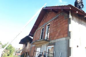 Casă cuprinsă de flăcări după ce un incendiu a izbucnit la o anexă, lângă Timişoara