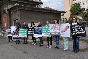 Rugăciune sau şantaj emoţional? Voluntari cu mesaje anti-avort stau, 40 de zile, în faţa Maternităţii din Oradea (FOTO)
