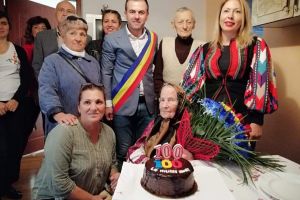 Bătrână din Răzvad, premiată la împlinirea vârstei de 100 de ani