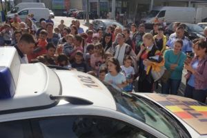 Poliţiştii, asaltaţi de copii la ora de educaţie rutieră!
