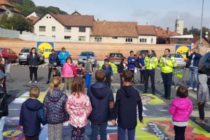 FOTO Copiii s-au distrat şi au învăţat, de la poliţişti, cum trebuie să traverseze strada