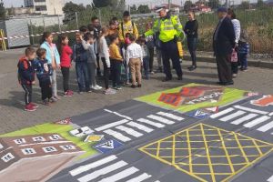 FOTO: Lecţii de educaţie rutieră oferite de poliţişti copiilor