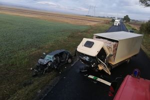 Accident rutier intre un autoturism si un tir pe DN 2. O victima este incarcerata