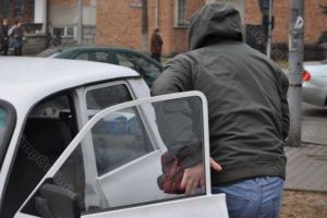 ”Cauzele violenţei din societate: slăbirea forţei Poliţiei, corupţia din sistem, infractori readuşi pe stradă”