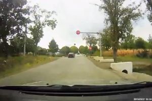 Inconştienţă maximă! Un bărbat a trecut cu o viteză ameţitoare prin „intersecţia morţii”. Avea STOP, dar nu a frânat deloc. IMAGINILE au devenit publice