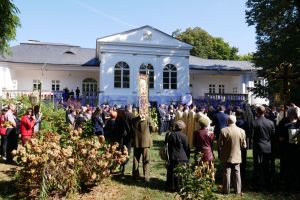 FOTO Boierul Radu Miclescu, înmormântat în curtea bisericii din Călineşti. Slujba, oficiată de ÎPS Teofan. Sute de oameni prezenţi la funeralii