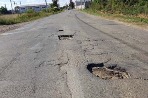 Strada nimănui: Un drum plin cu gropi, pasat de la Primăria Beiuş la CJ, îi scoate pe şoferi din sărite