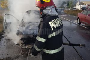 Maşină mistuită de flăcări într-un incendiu provocat de un scurtcircuit