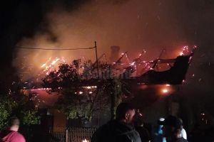 Soţ şi soţie găsiţi carbonizaţi în casa mistuită de flăcări