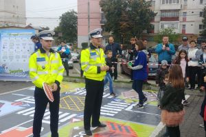 FOTO! Educaţie rutieră în parcare. Zeci de copii au luat lecţii de la poliţiştii rutieri botoşăneni