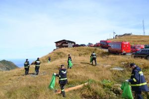 FOTO Pompierii sibieni au participat la acţiunile de curăţenie de la Bâlea Lac
