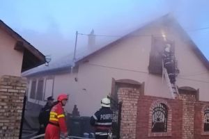 FOTO. Incendiu la Carei. Casă nouă, în flăcări, din cauza coşului de fum neprotejat