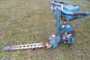 Din neatenţie, şi-a tăiat fratele la picior cu drujba