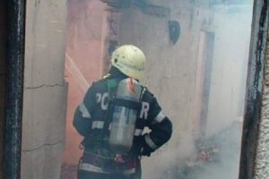 O casă din Umbrăreşti s-a făcut scrum