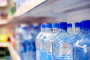 Poluarea apei cu plastic: Într-o săptămână, o persoană poate ingera 5 grame de plastic, echivalentul unui card de credit!