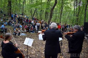 Muzică şi dans, în mijlocul naturii: Sute de bihoreni, spectatorii unui concert simfonic, în pădurea din Băile 1 Mai (FOTO / VIDEO)