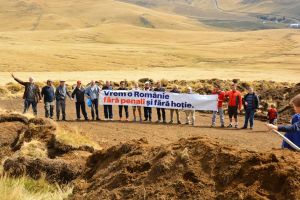 Protest pe Platoul Bucegilor. USR cere clarificarea situaţiei construcţiilor în Parcul Natural