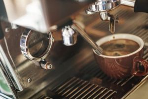 Espressoarele de cafea care electrocutează – Cumpărătorii rugaţi să le returneze