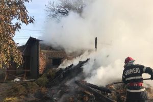 FOTO. Incendiu într-o localitate din Satu Mare. De la ce au izbucnit flăcările