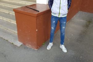 Elev din Piteşti, a vrut să se laude cu bastonul în faţa colegilor