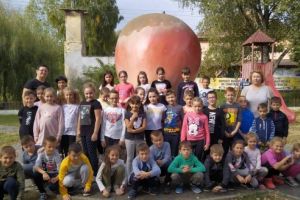 ,,Povestea Mărului”, pe înţelesul elevilor din Dedrad şi Reghin