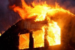 Casă cuprinsă de flăcări în cursul nopţii la Tişăuţi. ...