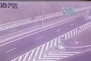 VIDEO. Motociclişti inconştienţi, pe contrasens, pe autostrada A1, în zona nodului Sălişte. Au fost surpinşi de camerele de supraveghere