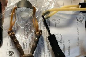 Jucării periculoase şi produse contrafăcute vândute ca suveniruri, în staţiunile de pe Valea Prahovei. OPC a venit, a văzut şi... a plecat