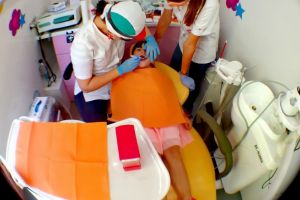 Primul cabinet stomatologic mobil pentru copiii de la sate va ajunge în 2020 si in Prahova