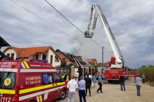 Incendiu violent la o casă din Sântandrei! (FOTO)