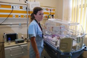 FOTO! Cel mai mic bebeluş născut anul acesta la Maternitatea Botoşani, 720 grame. Medic: Nu ştiu dacă vă închipuiţi ce înseamnă un copil de 720 grame