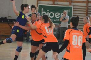 Revin şi handbalistele în arenă