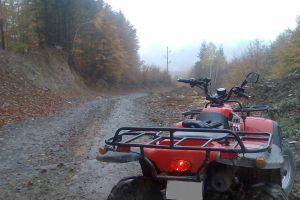 Coliziune între un ATV şi un autoturism la Borsec. Un tânăr a fost agresat de un alt localnic