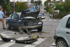 FOTO Accident cu o victimă! Două maşini făcute praf într-o intersecţie din Botoşani