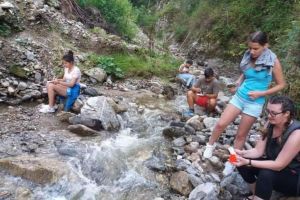 48 de tineri din judeţul Alba şi Mureş, beneficiarii proiectului socio-educativ „Devin sănătos trăind frumos!” iniţiat de Asociaţia Filantropia Ortodoxă Alba Iulia