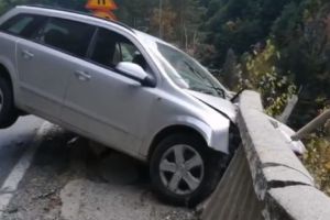 DN 7C: maşina la marginea prăpastiei, şoferul – în râpă!