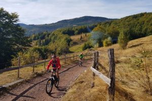 Au pedalat în Apuseni: 65 de turişti au descoperit pe bicicletă peisajele montane din Bihor (FOTO)