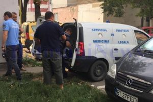 Bărbatul de 67 de ani din Botoşani, găsit mort în casă, s-a sinucis din dragoste. Iubita cu 10 ani mai tânără l-a părăsit după ce a dus-o la mare