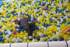 O masă liniştiţă la restaurant, alături de copii? Acum e posibil! Loc de joacă în Centrul Vechi