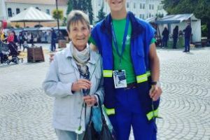 Flori, „fericire şi speranţă”  dăruite persoanele  în vârstă  de către voluntarii  Asociaţiei  Salvatore şi  membrii  Asociaţiei „Calea Neamului”