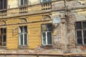 Pericol! Clădirile şi străzile din Lugoj, capcane reale pentru trecători