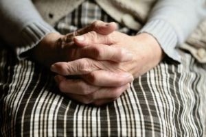 Bătrânică de 89 de ani, jefuită de un tânăr de 24 de ani din Secuieni