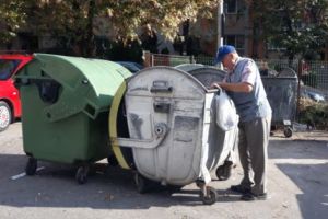 Pensionar sărac, pensionar bogat. Unii caută prin gunoaie, alţii primesc pensii de lux