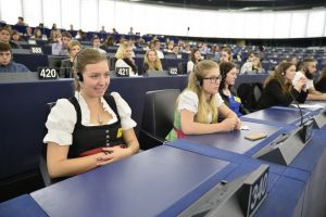 Liceul Betel vrea să devină „Euroscola”: Elevii fac un studiu despre cât de folositoare este educaţia