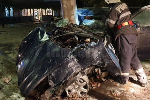 Trei tineri au scăpat cu viaţă ca prin minune după ce maşina cu care circulau s-a făcut ...