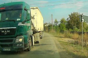 VIDEO Inconştienţă la Botoşani! Șoferul unui camion filmat în timp ce intră într-o depăşire periculoasă, într-o curbă